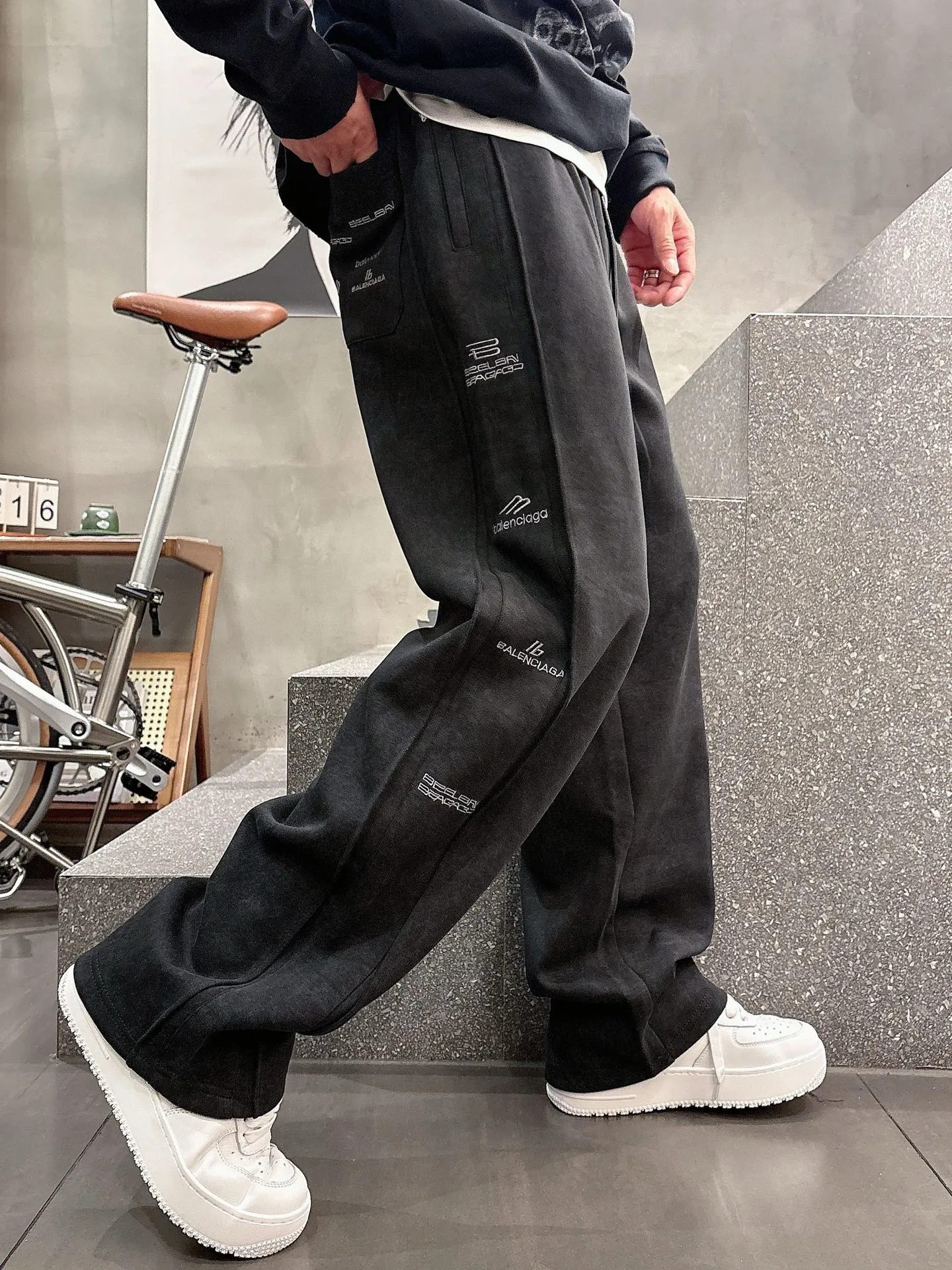 Balenciaga 🆕2026 Autumn and Winter New Arrival Casual Pants! The official website will be released simultaneously. Brand Classic LOGO casual pants, customized fabrics, excellent comfort and strong touch. Highly recognisable, perfect appearance and craftsmanship. Size:M-3XL